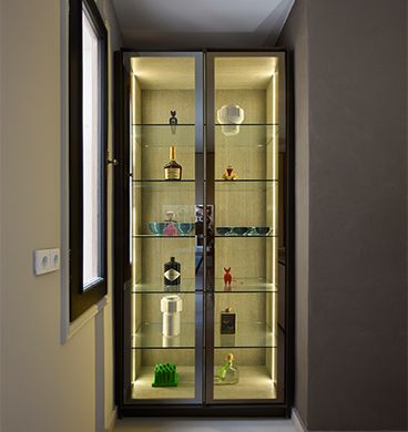 Modern showcase